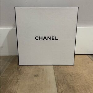 CHANEL White and Black Gift Box - 8.5 x 4 x 8.5 in